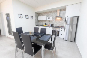 El Puente Holiday Home - Airport